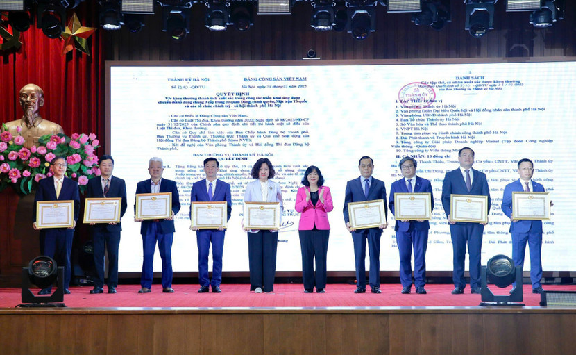 Bí thư Thành ủy Hà Nội Bùi Thị Minh Hoài khen thưởng cho các đơn vị có thành tích trong công tác chuyển đổi số của thành phố