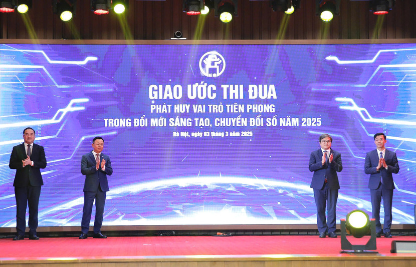 Lãnh đạo 4 cơ quan thành phố ký kết giao ước thi đua triển khai thực hiện các ứng dụng chuyển đổi số dùng chung 3 cấp