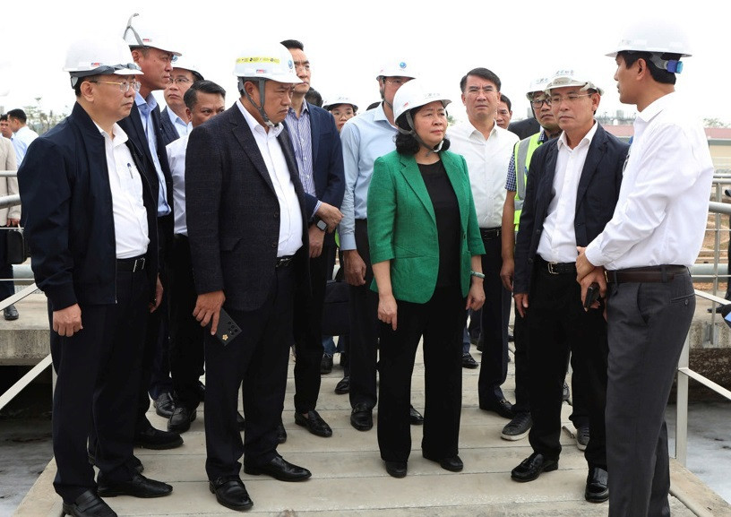 Bí thư Thành ủy Bùi Thị Minh Hoài và Chủ tịch UBND TP Trần Sỹ Thanh kiểm tra tại Nhà máy nước thải Yên Xá. Ảnh Thanh Hải
