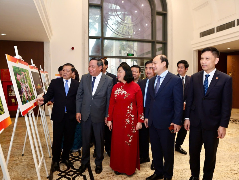 Ủy viên Bộ Chính trị, Bí thư Thành ủy Hà Nội Bùi Thị Minh Hoài; Phó Bí thư Thường trực Thành ủy Nguyễn Văn Phong và các đồng chí đại biểu Trung ương tham quan không gian trưng bày sách và triển lãm ảnh với chủ đề kỷ niệm 95 năm Ngày thành lập Đảng bộ TP Hà Nội