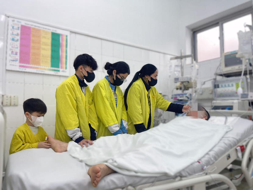 Chị V.T.D cùng ba con nhỏ tiễn biệt anh N.M.H trong giây phút cuối