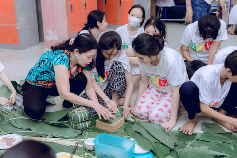 Tổ chức cho học sinh tham gia gói bánh chưng - một hoạt động bổ ích của chương trình Tổ chức cho học sinh tham gia gói bánh chưng - một hoạt động bổ ích của chương trình