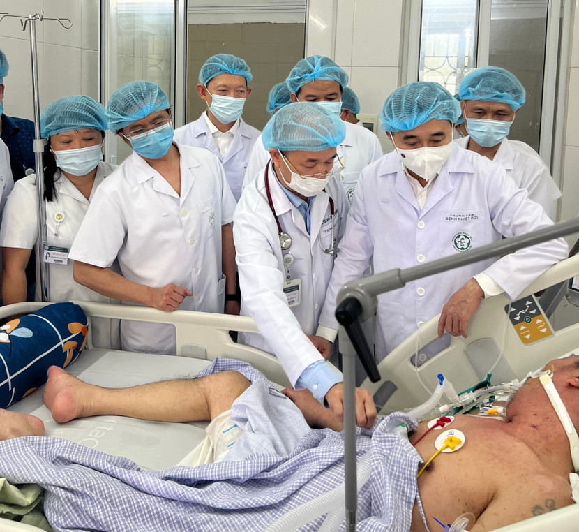 Thứ trưởng Bộ Y tế Trần Văn Thuấn kiểm tra công tác điều trị bệnh sởi tại Viện Y học nhiệt đới - Bệnh viện Bạch Mai