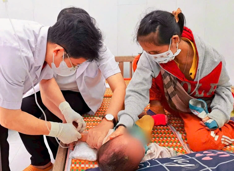 Trung tâm Y tế huyện Nam Trà My chăm sóc, điều trị cho một cháu bé (Ảnh: C.X) Trung tâm Y tế huyện Nam Trà My chăm sóc, điều trị cho một cháu bé (Ảnh: C.X)