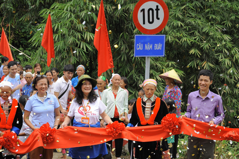 Chị Thanh Maika tham gia nhiều nhóm thiện nguyện và cũng tự mình đứng ra thực hiện nhiều chương trình vì cộng đồng Chị Thanh Maika tham gia nhiều nhóm thiện nguyện và cũng tự mình đứng ra thực hiện nhiều chương trình vì cộng đồng