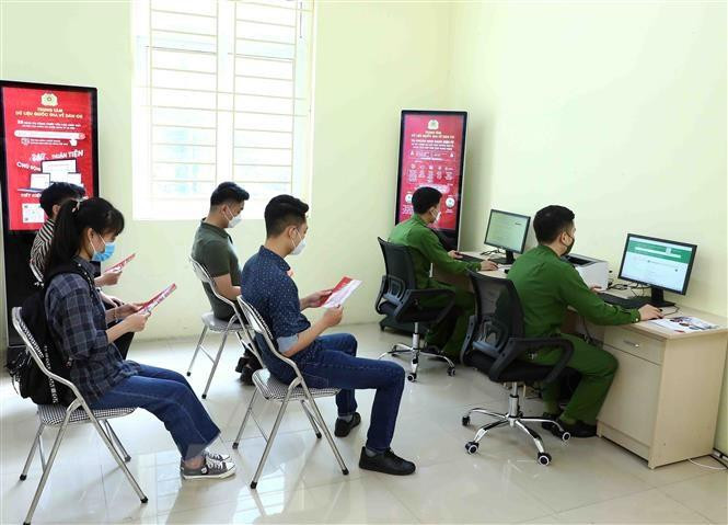 Người dân thực hiện xác thực định danh điện tử tại CAP Dịch Vọng Hậu, quận Cầu Giấy, Hà Nội Người dân thực hiện xác thực định danh điện tử tại CAP Dịch Vọng Hậu, quận Cầu Giấy, Hà Nội