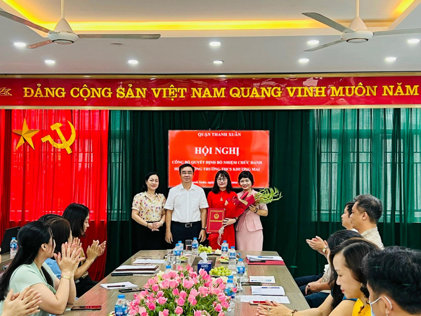 Đồng chí Võ Đăng Dũng - Phó Bí thư Quận ủy, Chủ tịch UBND quận Thanh Xuân trao quyết định bổ nhiệm Hiệu trưởng cho cô Nguyễn Thanh Huyền Đồng chí Võ Đăng Dũng - Phó Bí thư Quận ủy, Chủ tịch UBND quận Thanh Xuân trao quyết định bổ nhiệm Hiệu trưởng cho cô Nguyễn Thanh Huyền