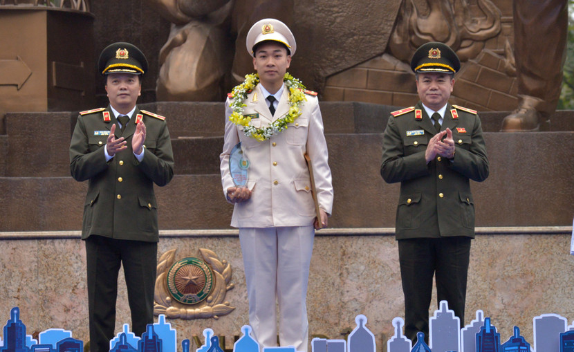 Thiếu tướng Đặng Hồng Đức - Thứ trưởng Bộ Công an và Thiếu tướng Nguyễn Thanh Tùng - Giám đốc Công an thành phố Hà Nội trao biểu trưng và chứng nhận Gương mặt trẻ Công an Thủ đô xuất sắc tiêu biểu năm 2024 tặng Đại úy Vũ Minh Đức