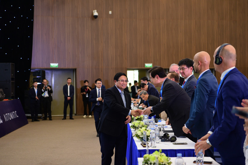 Thủ tướng Phạm Minh Chính gặp mặt các chuyên gia, đại diện doanh nghiệp đến tham dự sự kiện về trí tuệ nhân tạo và bán dẫn tại Hà Nội tháng 3-2025