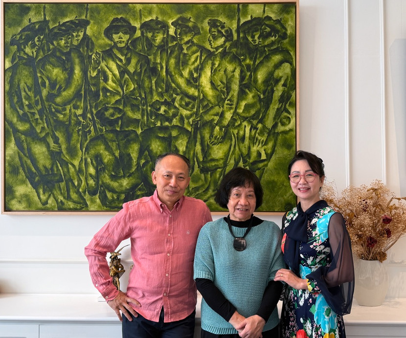 Họa sĩ Đặng Thị Khuê chụp ảnh lưu niệm cùng vợ chồng nhà sưu tập Hàn Ngọc Vũ, người đồng sáng lập A&amp;V foundation.