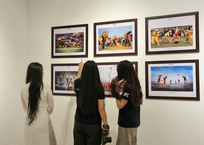 Triển lãm thu hút đông đảo công chúng tới tham quan trong ngày đầu mở cửa.