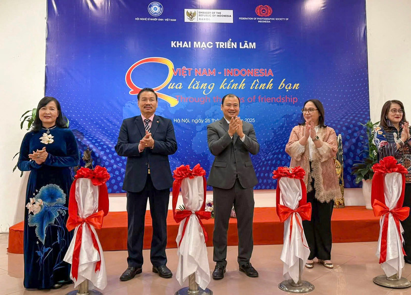 Các đại biểu cắt băng khai mạc triển lãm.