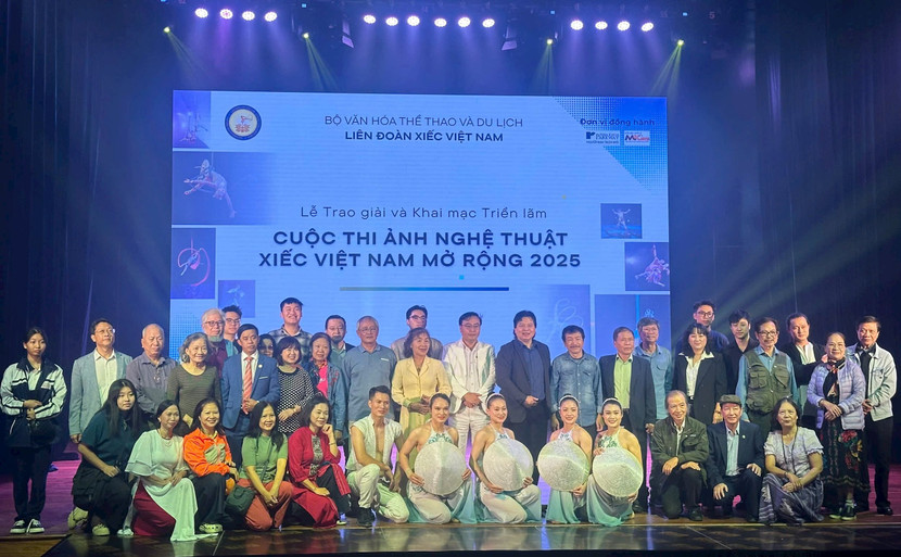 Liên đoàn Xiếc Việt Nam chụp ảnh lưu niệm cùng các nghệ sĩ nhiếp ảnh tham dự cuộc thi.