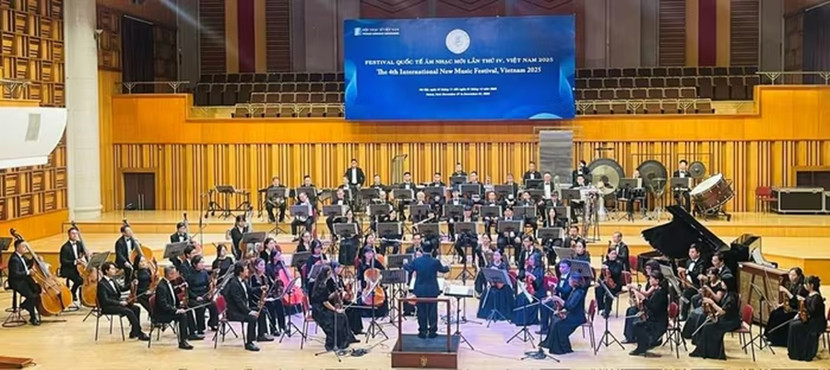 Khán giả đã được thưởng thức hòa nhạc giao hưởng do Dàn nhạc Giao hưởng Quốc gia Việt Nam và Dàn Hợp xướng Nhà hát Nhạc vũ kịch Việt Nam biểu diễn, dưới sự chỉ huy của PGS.TS.nhạc sĩ Đỗ Hồng Quân