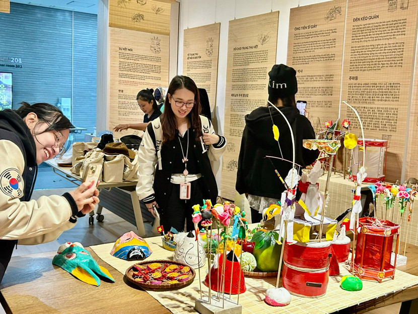 Check-in cùng mâm cỗ trông trăng truyền thống. Ảnh: Bảo tàng Dân tộc học Việt Nam