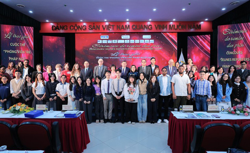 Ban tổ chức chụp ảnh lưu niệm cùng các thí sinh đoạt giải.