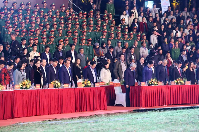 Đại biểu dành một phút mặc niệm các nạn nhân bị thiệt mạng do thiên tai tại miền Trung. Đại biểu dành một phút mặc niệm các nạn nhân bị thiệt mạng do thiên tai tại miền Trung.