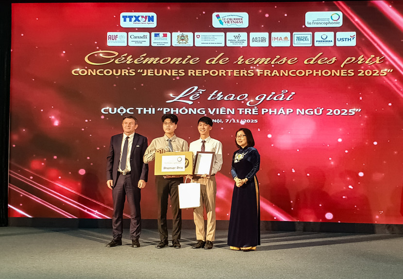 Trao giải Nhất cho 2 sinh viên trường Đại học Ngoại thương.