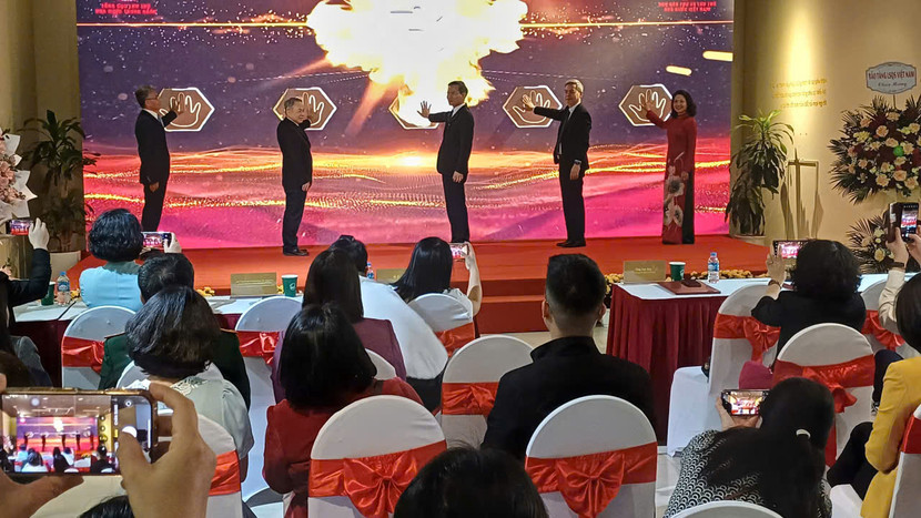 Các đại biểu thực hiện nghi thức khai mạc triển lãm. Các đại biểu thực hiện nghi thức khai mạc triển lãm.