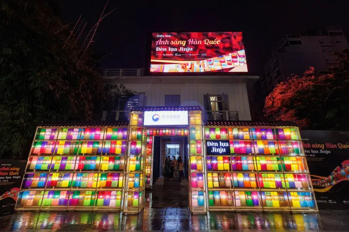 Triển lãm là điểm dừng chân cuối cùng trong chuỗi triển lãm Đèn lụa Jinju tại khu vực Đông Nam Á, thuộc dự án giao lưu văn hóa Touring K-Arts, sau khi đã được giới thiệu thành công tại Philippines và Indonesia. Triển lãm là điểm dừng chân cuối cùng trong chuỗi triển lãm Đèn lụa Jinju tại khu vực Đông Nam Á, thuộc dự án giao lưu văn hóa Touring K-Arts, sau khi đã được giới thiệu thành công tại Philippines và Indonesia.