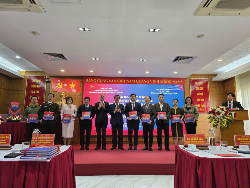 Tặng sách các đại biểu. Tặng sách các đại biểu.