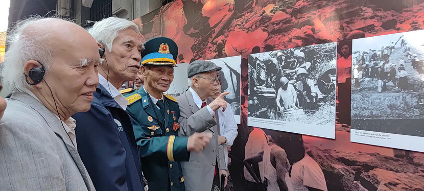 Các nhân chứng lịch sử tham quan trưng bày.