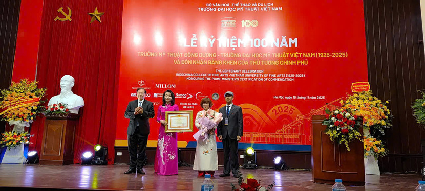 Trường Đại học Mỹ thuật Việt Nam vinh dự đón nhận Bằng khen của Chính phủ vào dịp kỷ niệm 100 thành lập.