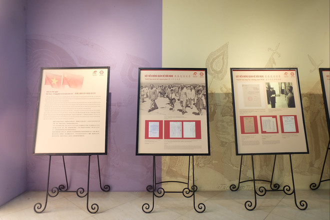 Tài liệu lưu trữ trưng bày tại triển lãm Tài liệu lưu trữ trưng bày tại triển lãm
