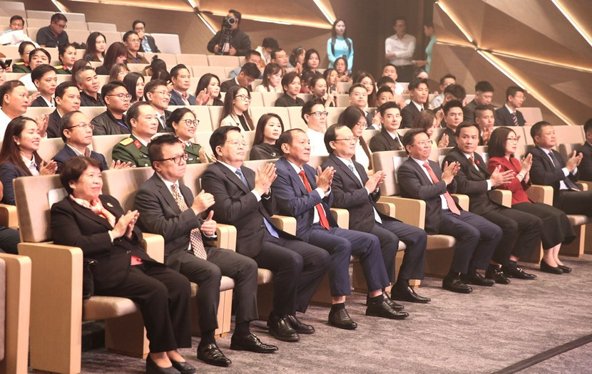 Các đại biểu tham dự chương trình.