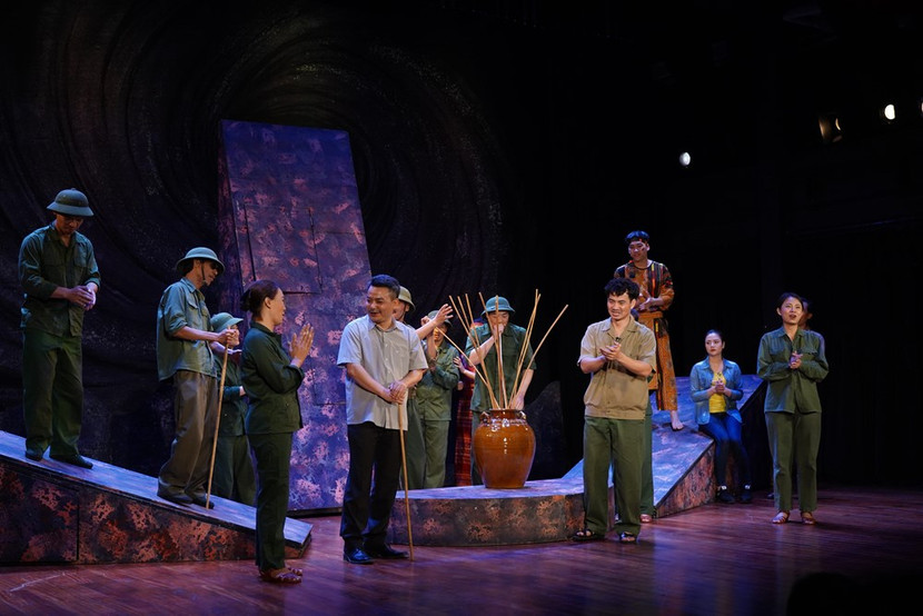 Cảnh trong vở "Bão tố Trường Sơn" Cảnh trong vở "Bão tố Trường Sơn"