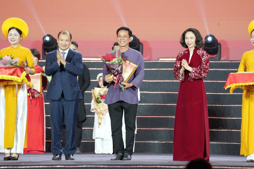 Trao tặng giấy chứng nhận cho các nghệ nhân. Trao tặng giấy chứng nhận cho các nghệ nhân.