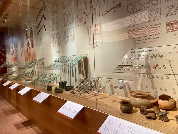 Trưng bày giới thiệu gần 1.000 tài liệu, hiện vật, tư liệu, hình ảnh và bản đồ họa mô phỏng các loại hình hiện vật, đời sống sinh hoạt của cư dân làng cổ Vườn Chuối. Trưng bày giới thiệu gần 1.000 tài liệu, hiện vật, tư liệu, hình ảnh và bản đồ họa mô phỏng các loại hình hiện vật, đời sống sinh hoạt của cư dân làng cổ Vườn Chuối.