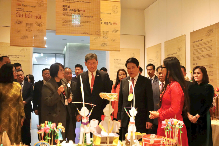 Chủ tịch nước Lương Cường, Chủ tịch Quỹ Giao lưu Quốc tế Hàn Quốc (KF) cùng phái đoàn tham quan không gian trưng bày nghệ thuật đồ chơi dân gian Việt. Ảnh: Bảo tàng Dân tộc học Việt Nam.