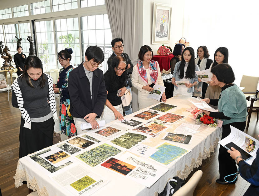 Tư liệu hình thành nên 2 bức tranh "Niềm tin" và "Đón thương binh về làng" được họa sĩ Đặng Thị Khuê giới thiệu cùng những người tham dự buổi tọa đàm.