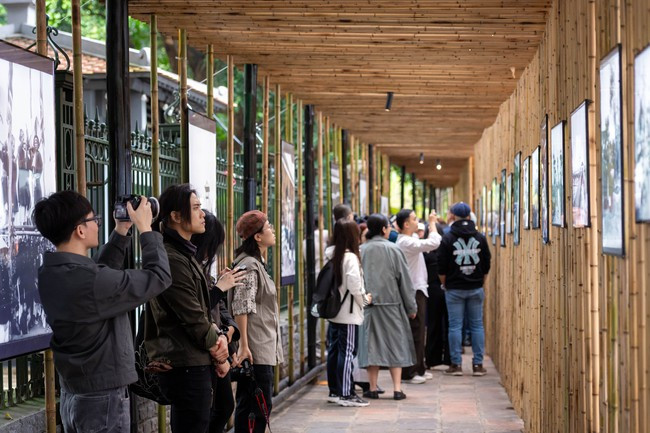 Triển lãm &quot;Khoa thi Hương cuối thế kỷ XIX&quot; thu hút đông đảo công chúng đến tham quan.