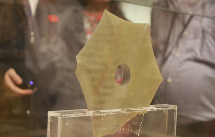 Rìu bích, một trong những hiện vật đồ đá đặc sắc nhất trưng bày. Rìu bích, một trong những hiện vật đồ đá đặc sắc nhất trưng bày.