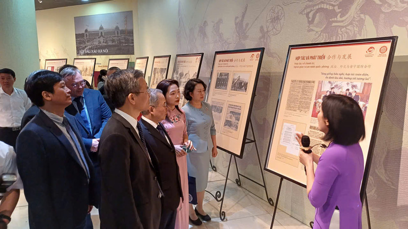 Các đại biểu tham quan triển lãm Các đại biểu tham quan triển lãm