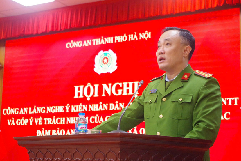 Trung tá Hà Huy Bình - Trưởng Công an xã triển khai nội dung hội nghị