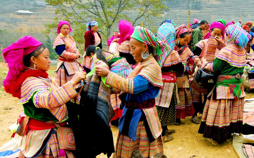 Chợ phiên vùng cao bày bán nhiều nông sản địa phương và sản phẩm thủ công. Chợ phiên vùng cao bày bán nhiều nông sản địa phương và sản phẩm thủ công.