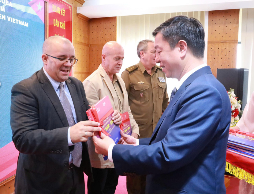 PGS.TS. Vũ Trọng Lâm, Tổng biên tập nhà xuất bản Chính trị quốc gia Sự thật tặng sách cho các đại biểu. PGS.TS. Vũ Trọng Lâm, Tổng biên tập nhà xuất bản Chính trị quốc gia Sự thật tặng sách cho các đại biểu.