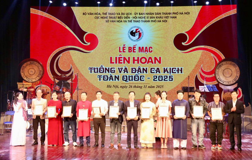 Trao giải cho các diễn viên xuất sắc. Ảnh: L.Thủy