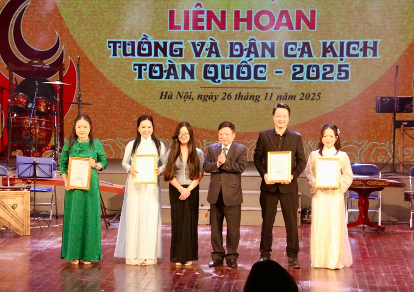 Trao giải cho các thành phần sáng tạo xuất sắc. Ảnh: L.Thủy