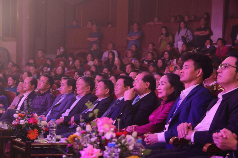 Các đại biểu tham dự lễ khai mạc.