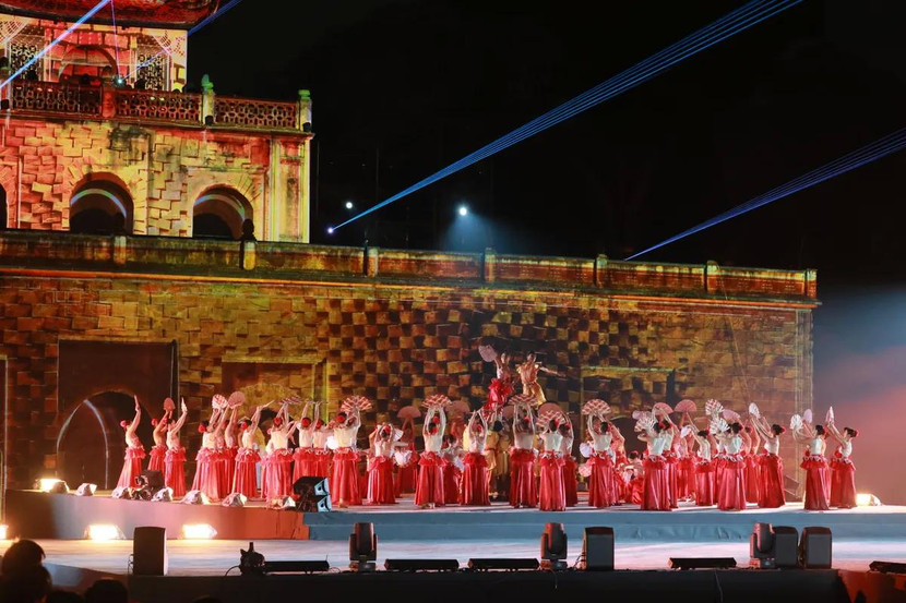 Chương trình nghệ thuật của lễ khai mạc là bức tranh tổng thể, nơi âm nhạc, hình ảnh, ánh sáng và chuyển động giao hòa tạo nên không gian văn hóa mang đậm tinh thần Thăng Long - Hà Nội.