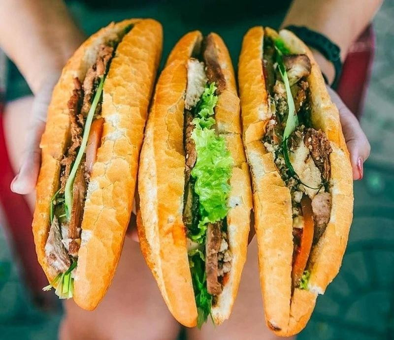 Bánh mì có nguồn gốc từ thời kỳ Pháp thuộc, khi người Việt tiếp nhận bánh mì baguette và sáng tạo thêm những biến tấu phù hợp với khẩu vị bản địa.