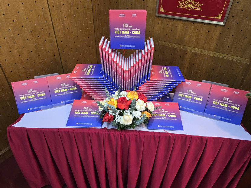 Cuốn sách "65 năm vun đắp tình hữu nghị thủy chung, mẫu mực Việt Nam - Cuba" Cuốn sách "65 năm vun đắp tình hữu nghị thủy chung, mẫu mực Việt Nam - Cuba"