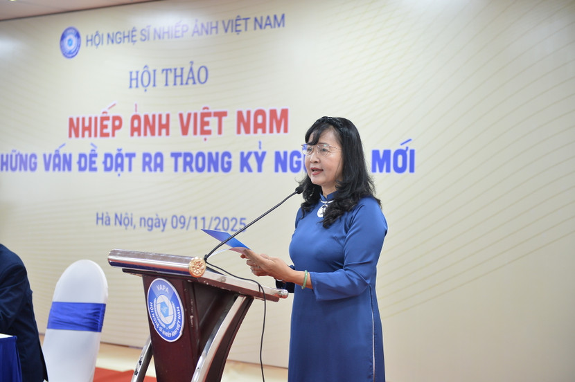 Chủ tịch Hội Nghệ sĩ Nhiếp ảnh Việt Nam Trần Thị Thu Đông phát biểu đề dẫn hội thảo. Chủ tịch Hội Nghệ sĩ Nhiếp ảnh Việt Nam Trần Thị Thu Đông phát biểu đề dẫn hội thảo.
