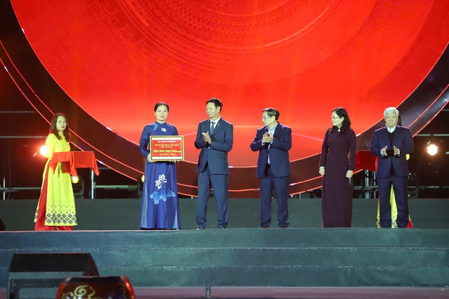 Các tập thể, doanh nghiệp trao tiền quyên góp ủng hộ đồng bào Miền Trung - Tây Nguyên bị thiệt hại do mưa lũ gây ra với tổng số tiền 540 tỷ đồng. Các tập thể, doanh nghiệp trao tiền quyên góp ủng hộ đồng bào Miền Trung - Tây Nguyên bị thiệt hại do mưa lũ gây ra với tổng số tiền 540 tỷ đồng.