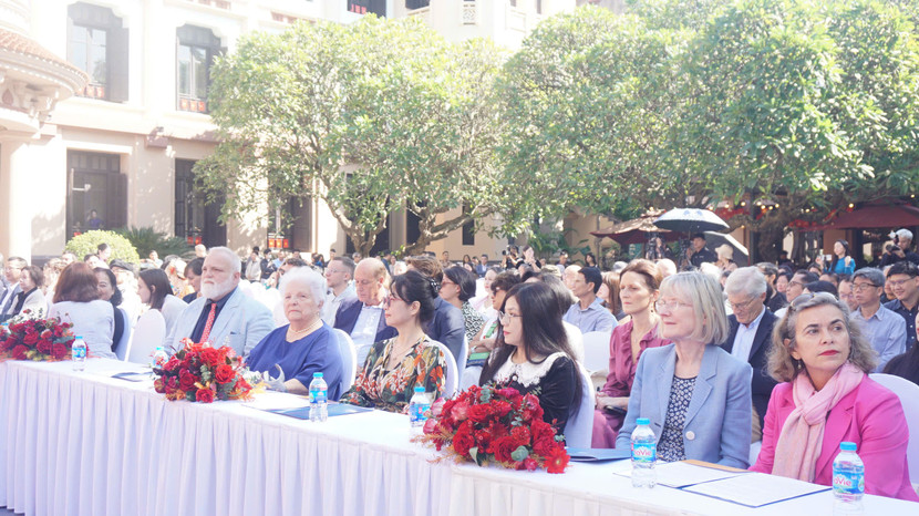 Bà Alix Turolla (92 tuổi), cháu nội của Hiệu trưởng đầu tiên Trường Đại học Mỹ thuật Việt Nam Victor Tardieu (áo xanh lam) cùng con trai tham dự sự kiện.