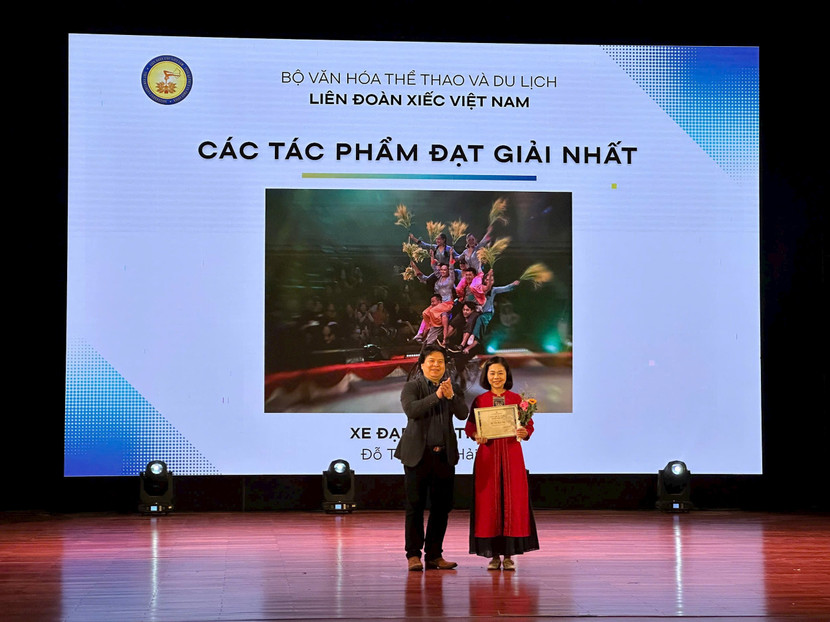 Giám đốc Liên đoàn Xiếc Việt Nam, NSND Tống Toàn Thắng trao giải Nhất cuộc thi cho tác giả Đỗ Thị Bích Hải.